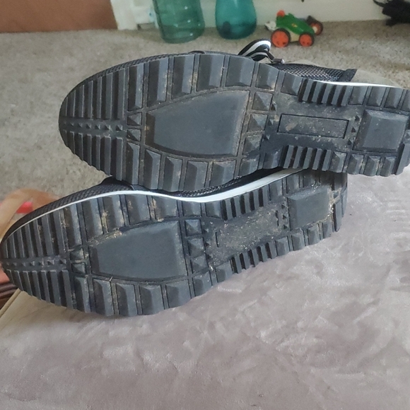 Sneakers - Picture 5 of 7